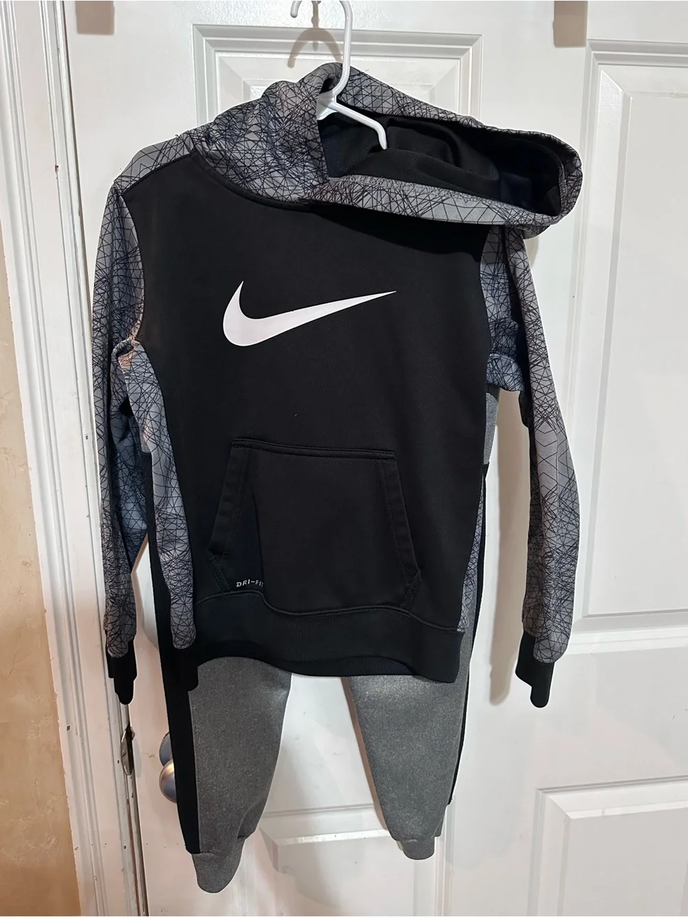 Nike Kids 6/7 Black & Gray Dri-FIT Hoodie and sweatpants